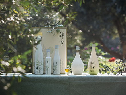 祥宇特級(jí)初榨橄欖油，純手工采摘、精選優(yōu)質(zhì)油橄欖鮮果，用意大利貝亞雷斯全自動(dòng)設(shè)備物理冷榨工藝，在鮮果采摘后8小時(shí)內(nèi)限時(shí)鮮榨而成。