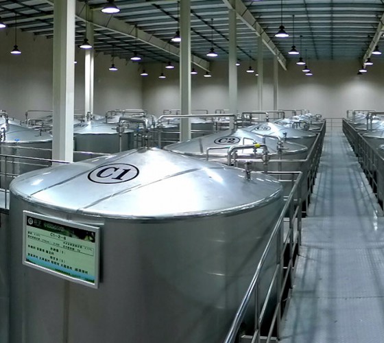 公司擁有都橄欖行業(yè)中亞洲最大的萬(wàn)噸標(biāo)準(zhǔn)化恒溫避光隔氧儲(chǔ)油庫(kù)，具備最佳的15℃-22℃低恒溫儲(chǔ)存環(huán)境。全部?jī)?chǔ)油罐采用食品級(jí)專(zhuān)用不銹鋼制作，采用..